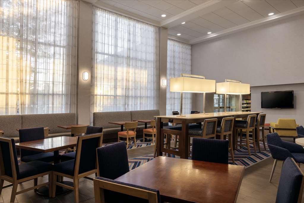 Hampton Inn & Suites State College At Williamsburg Square Restaurant photo