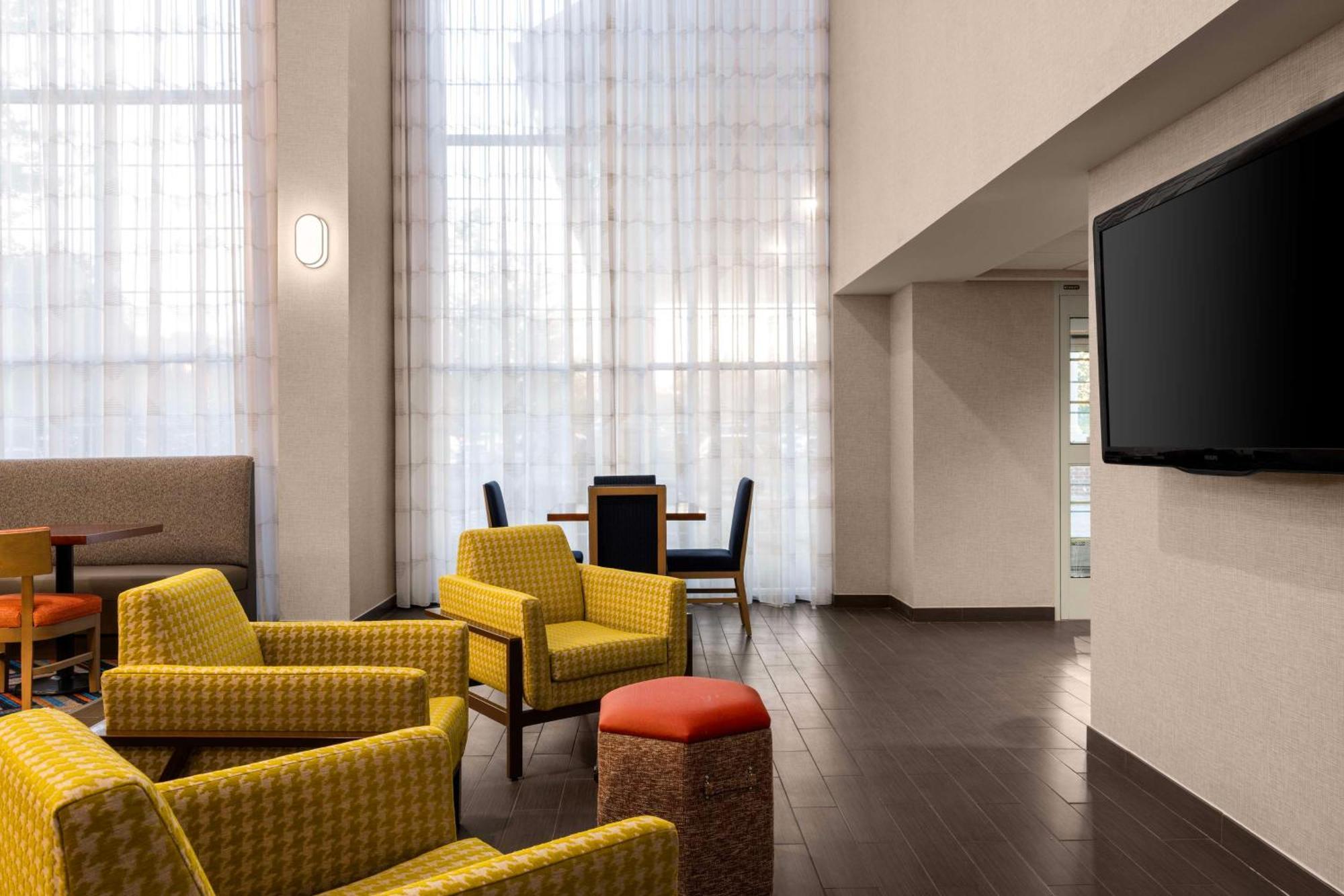 Hampton Inn & Suites State College At Williamsburg Square Extérieur photo