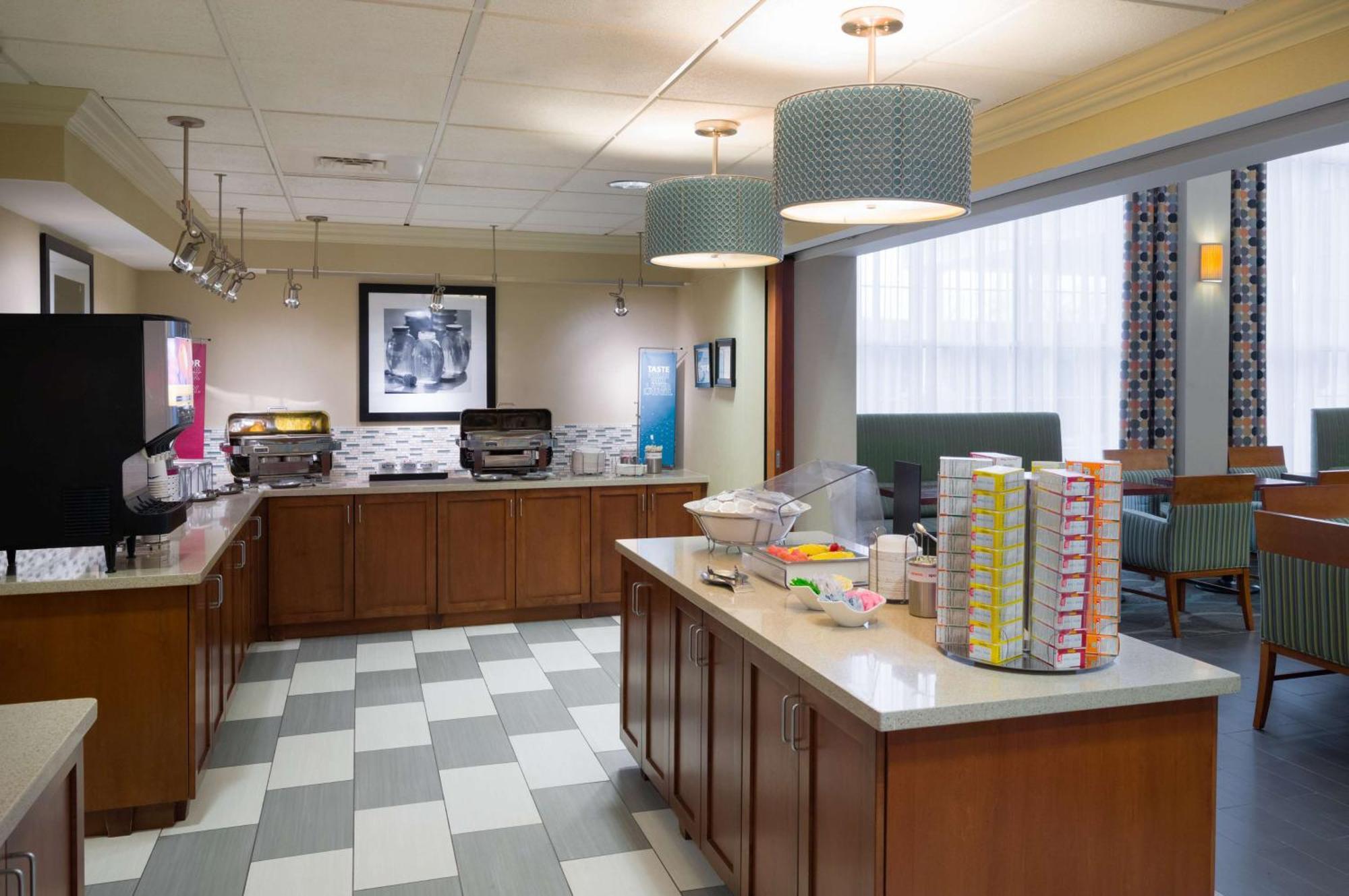 Hampton Inn & Suites State College At Williamsburg Square Extérieur photo
